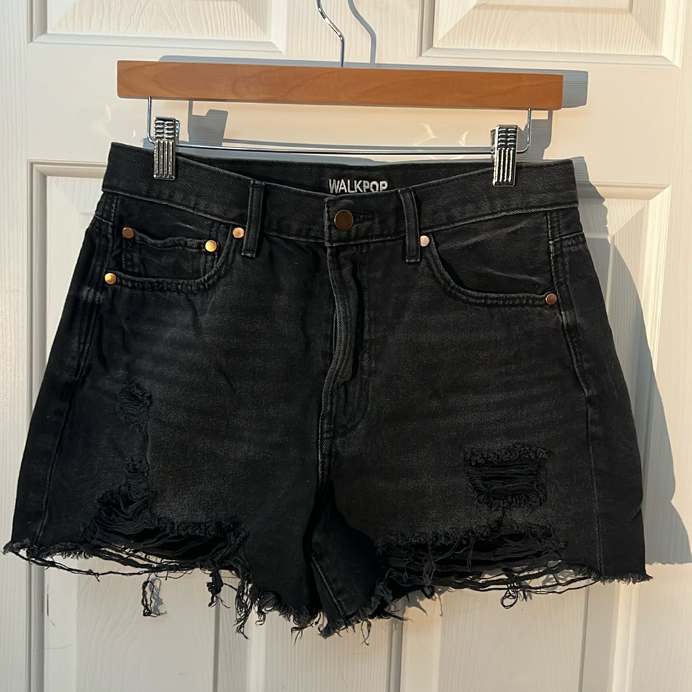 Size Med Walkpop distressed shorts